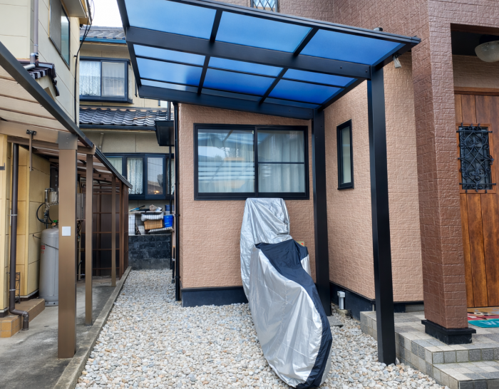 玄関横にサイクルポート設置